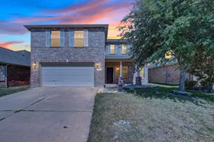 925 Bee Creek Ln, Fort Worth, TX 76120 - Photo 1
