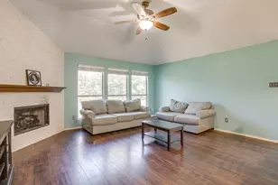 4621 Barnhill Ln, Fort Worth, TX 76135 - Photo 4