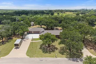902 Greenbriar Dr, Joshua, TX 76058 - Photo 2