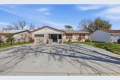 242 W Cober Drive, Grand Prairie, TX 75051 - Photo 2