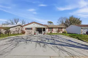 242 W Cober Dr, Grand Prairie, TX 75051 - Photo 2