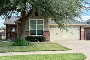 202 Captains Ct, Granbury, TX 76049 - Photo 2