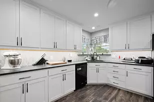 425 Sherwood Ct, Burleson, TX 76028 - Photo 18
