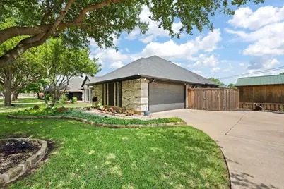 425 Sherwood Court, Burleson, TX 76028 - Photo 2