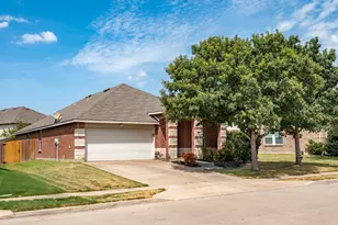 4605 Prairie Crossing Dr, Fort Worth, TX 76244 - Photo 2