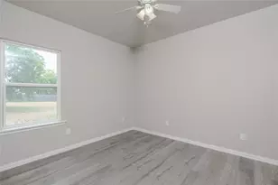 404 Campbell St, Bowie, TX 76230 - Photo 10