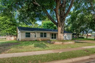 800 Sherwood Dr, Arlington, TX 76013 - Photo 2