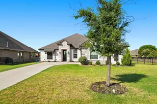 500 River Bank Ct, Granbury, TX 76049 - Photo 2