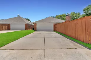 334 Touchdown Dr, Irving, TX 75063 - Photo 36