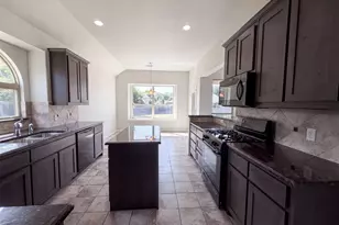 204 Janice Ct, Glenn Heights, TX 75154 - Photo 2
