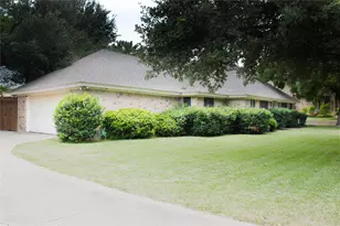 3641 Green Hollow Dr, Grand Prairie, TX 75052 - Photo 4
