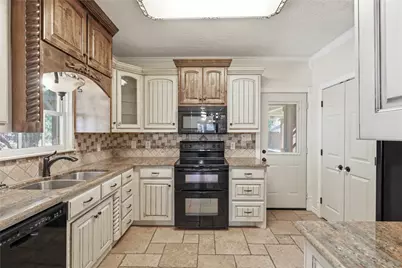 815 Brazos Street, Graham, TX 76450 - Photo 6