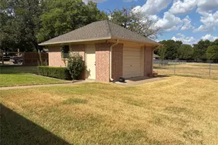 804 S Paris St, Ennis, TX 75119 - Photo 4