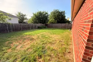8125 Dripping Springs Dr, Fort Worth, TX 76134 - Photo 4