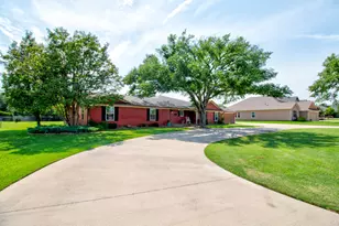 112 Sequoya Dr, Lake Kiowa, TX 76240 - Photo 2