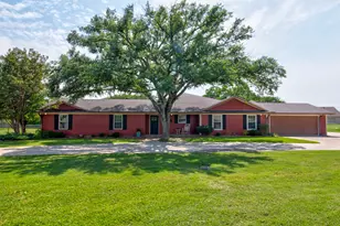 112 Sequoya Dr, Lake Kiowa, TX 76240 - Photo 1