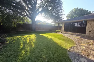 9334 Hunters Creek Dr, Dallas, TX 75243 - Photo 22