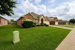 2776 Park Pl, Grand Prairie, TX 75052 - Photo 2