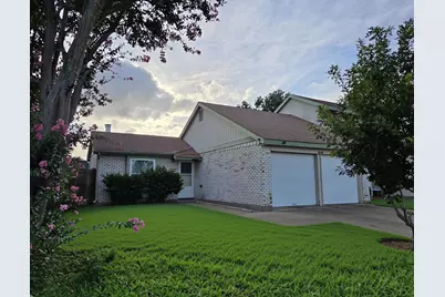 2925 Fairway Drive, Grand Prairie, TX 75052 - Photo 1