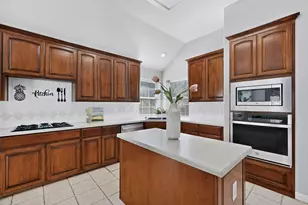 100 Shumard Ct, Irving, TX 75063 - Photo 10