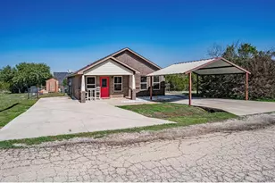 2302 San Saba Ct, Granbury, TX 76048 - Photo 2