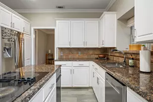 2311 Creekside Cir N, Irving, TX 75063 - Photo 10