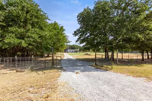 313 Hogan Ln, Whitesboro, TX 76273 - Photo 4