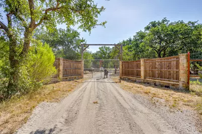 897 N Wilson, Palo Pinto, TX 76484 - Photo 2