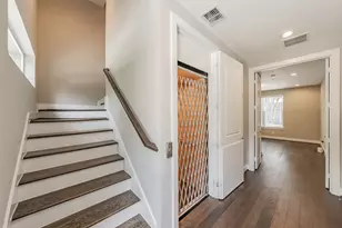 381 E Greenbriar Ln, Dallas, TX 75203 - Photo 6