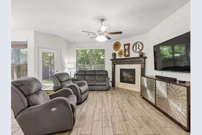 985 E Villas Court, Lewisville, TX 75067 - Photo 6