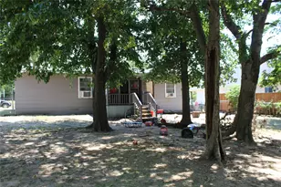 310 S Santa Fe St, Wolfe City, TX 75496 - Photo 2