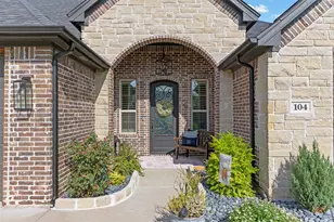 104 Spieth Ct, Granbury, TX 76048 - Photo 2