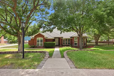 106 Cedar Crest Court, Hudson Oaks, TX 76087 - Photo 2