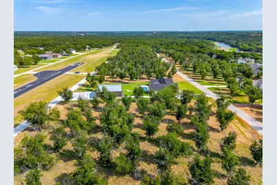 943 E Landings, Granbury, TX 76049 - Photo 4