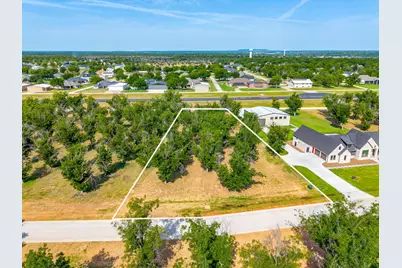 943 E Landings, Granbury, TX 76049 - Photo 2