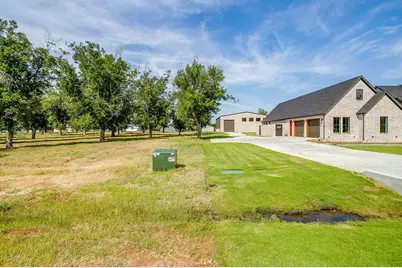943 E Landings, Granbury, TX 76049 - Photo 2