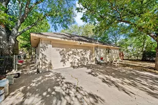 409 29th St, Grand Prairie, TX 75050 - Photo 2