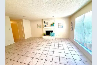 627 Overlook Court, Arlington, TX 76012 - Photo 2
