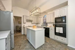 2214 New Mill Ln, Arlington, TX 76012 - Photo 6