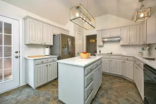 2214 New Mill Ln, Arlington, TX 76012 - Photo 8