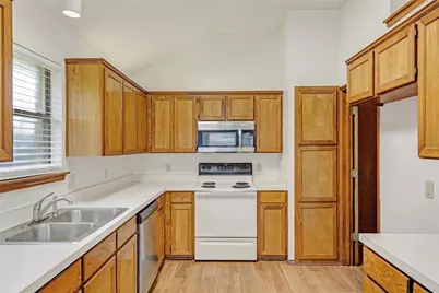 810 Castleview Drive, Arlington, TX 76001 - Photo 10