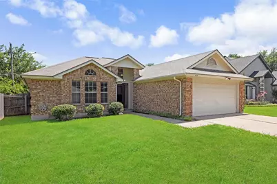 810 Castleview Drive, Arlington, TX 76001 - Photo 2