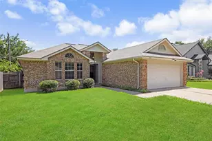 810 Castleview Dr, Arlington, TX 76001 - Photo 2