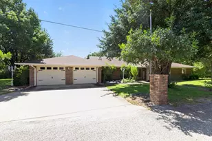 623 S Harbor Ct, Granbury, TX 76048 - Photo 2
