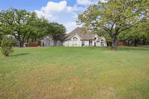 1029 Oakridge Ct, Burleson, TX 76028 - Photo 2