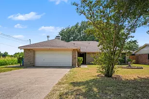 407 Lumpkin Dr, Ennis, TX 75119 - Photo 1