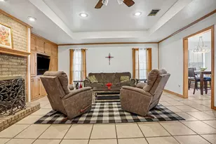 407 Lumpkin Dr, Ennis, TX 75119 - Photo 2
