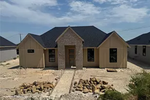 1636 W Wintergreen Rd, Lancaster, TX 75134 - Photo 2