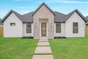 1636 W Wintergreen Rd, Lancaster, TX 75134 - Photo 2