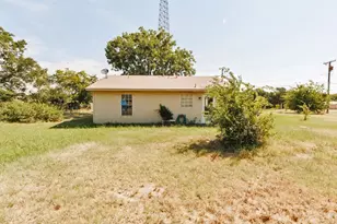 304 Missouri St, Bowie, TX 76230 - Photo 14